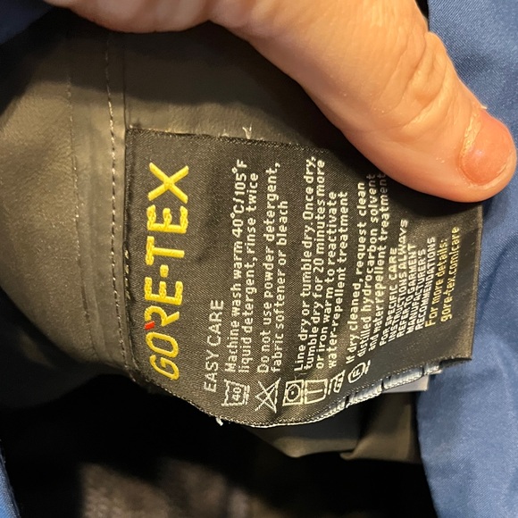 Mountain Hardwear Men's Deep Blue Raincoat - Picture 5 of 11